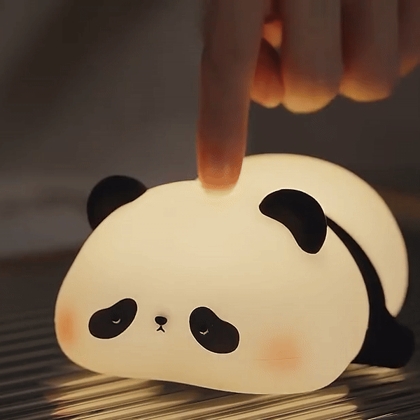 En tapotant sur la veilleuse panda, vous l'allumez facilement.