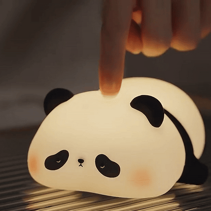 En tapotant sur la veilleuse panda, vous l'allumez facilement.